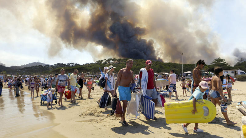 Urlauber müssen den Strand in Le Lavandou wegen Bränden verlassen.