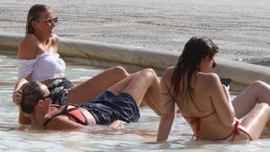 Drei Frauen kühlen sich am 12.07.2017 in Sevilla, Spanien, in einem öffentlichen Brunnen ab. Spanien steht eine Hitzewelle bevor, heiße Luft aus der Sahara treibt die Temperaturen hoch. Foto: M. González/Europa Press/dpa +++(c) dpa - Bildfunk+++