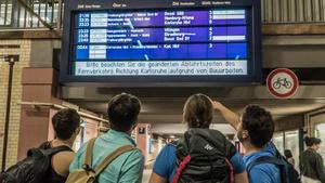 Reisende informieren sich am 30.07.2017 auf dem Bahnhof in Offenburg (Baden-Württemberg). In Offenburg saßen Hunderte Bahnreisende stundenlang fest, nachdem ein Unwetter über die Region gezogen war. (zu dpa «Heftige Gewitter: Hunderte Reisende sitzen im Südwesten fest» vom 30.07.2017) Foto: Benedikt Spether/dpa +++(c) dpa - Bildfunk+++
