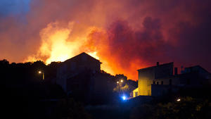 Ein Wald in der Nähe von Ortale auf Korsika  (Frankreich) steht am 24.07.2017 in Flammen. Hunderte Feuerwehrmänner sind im Einsatz, um die zahlreichen Brände zu löschen. Foto: Raphael Poletti/AP/dpa +++(c) dpa - Bildfunk+++