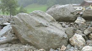 Große Steine liegen am 06.08.2017 in Großarl (Österreich) nach Murenabgängen auf einer Straße. Nach schweren Murenabgängen sind Obertauern und Teile von Großarl nicht erreichbar. Foto: Markus Winkler/APA/dpa +++(c) dpa - Bildfunk+++