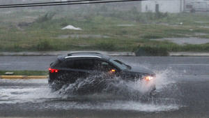 Ein Fahrzeug fährt am 08.08.2017 über eine überschwemmte Straße in Campeche (Mexiko). Der Orkan "Franklin" hat in Mexiko in einigen Orten zu Überschwemmungen geführt. Foto: José Pazos Fabián/NOTIMEX/dpa +++(c) dpa - Bildfunk+++