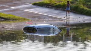 dpatopbilder - Ein Auto ist am 08.08.2017 in Houston (USA) im Wasser versunken. Schwere Regenfälle haben die Region um Houston weiter überflutet. Foto: Godofredo A. Vasquez/Houston Chronicle/AP/dpa +++(c) dpa - Bildfunk+++