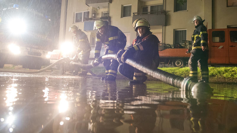 Feuerwehrleute pumpen am 15.08.2017 in Hamburg im Stadtbezirk Harburg nach einem Unwetter mit Starkregen Wasser ab. Foto: Daniel Bockwoldt/dpa +++(c) dpa - Bildfunk+++