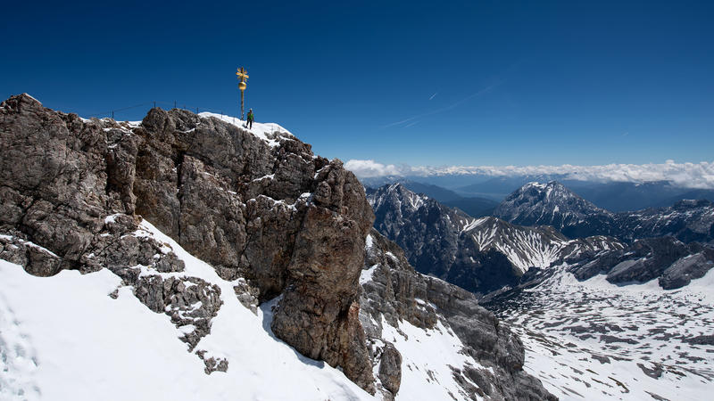Ein Bergsteiger nutzt am 10.06.2016 in Garmisch-Partenkirchen (Bayern) das schöne Wetter um zum Gipfelkreuz auf der Zugspitze zu klettern
