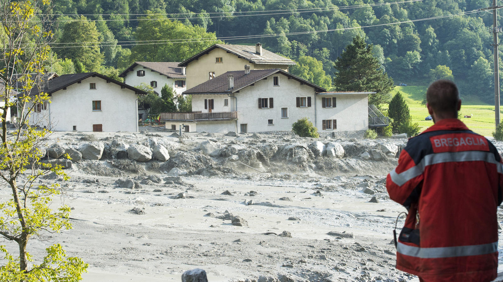 Schlamm und Gesteinsbrocken liegen am 23.08.2017 in Bondo im Kanton Graubünden (Schweiz). Am 3369 Meter hohen Piz Cengalo hinter Bondo hatten sich Gesteinsmassen gelöst und waren ins Tal gedonnert. Es werden acht Menschen vermisst, die Einwohner des 