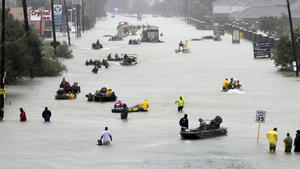 Boote werden am 28.08.2017 in Houston, Texas, USA, auf einer überfluteten Straße zur Evakuierung von Flutopfern eingesetzt.  Tropensturm «Harvey» hat im US-Staat Texas schwere Verwüstungen angerichtet und Überschwemmungen verursacht. Foto: David J. Phillip/AP/dpa +++(c) dpa - Bildfunk+++