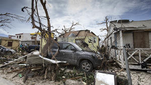 HANDOUT - Die vom niederländischen Verteidigungsministerium zur Verfügung gestellte Aufnahme zeigt am 07.09.2017 von Hurrikan «Irma» auf der karibischen Insel auf St. Maarten verursachte Schäden. Hurrikan «Irma» hat in der Karibik schwere Verwüstungen angerichtet und mehrere Menschen in den Tod gerissen. Der Tropensturm der höchsten Kategorie fünf hinterließ zerstörte Häuser, überflutete Straßen und entwurzelte Bäume. ACHTUNG: Nur zur redaktionellen Verwendung in Zusammenhang mit der Berichterstattung über das genannte Unweter und nur bei vollständiger Nennung der Quelle: Foto: Gerben Van Es/Dutch Defense Ministry/AP/dpa +++(c) dpa - Bildfunk+++
