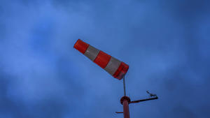 Der Windsack am Sportflugplatz in Wismar (Mecklenburg-Vorpommern) flattert am 10.12.2014 im Sturm. Ein ungewöhnlich starkes Orkantief über dem Atlantik beschert Deutschland schwere Orkanböen. An der Nordseeküste und in den Mittelgebirgen erwarten die Meteorologen des Deutschen Wetterdienstes (DWD) bis Freitag Stürme bis Windstärke 12. Foto: Jens Büttner/dpa +++(c) dpa - Bildfunk+++