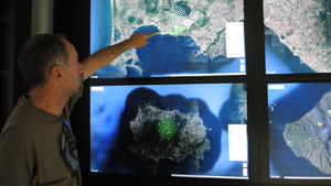 Der Geologe Roberto Isaia zeigt im Vulkan-Observatorium des Nationalen Instituts für Geophysik und Vulkanologie (INGV) in Neapel (Italien) am 16.06.2017 auf eine Satellitenaufnahme des Golfs von Neapel. Rund um die Uhr werden hier die Vulkane Vesuv, Phlegräische Felder und Ischia überwacht. (zu dpa «Der Vulkanriese in der Tiefe - «Wir stecken im Schlamassel»» vom 05.07.2017) Foto: Lena Klimkeit/dpa +++(c) dpa - Bildfunk+++