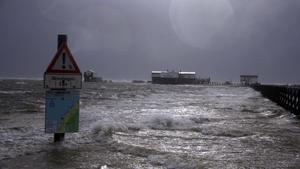 Eine Sturmflut überschwemmt am 13.09.2017 den Strand von St. Peter-Ording (Schleswig-Holstein) beim ersten Herbststurm des Jahres. Der Deutsche Wetterdienst (DWD) warnte vor Sturmtief "Sebastian" mit Orkanböen im Norden Deutschlands. Foto: Wolfgang Runge/dpa +++(c) dpa - Bildfunk+++