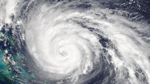 HANDOUT - Das Satellitenbild der NASA zeigt den Hurrikan Marria am 23.09.2017 östlich der Bahamas. Hurrikan «Maria» zieht nach seinem zerstörerischen Weg durch die Karibik nun auf die US-Ostküste zu. Der Bundesstaat North Carolina brachte am 25.09.(Ortszeit) vorsorglich die Menschen von mehreren Inseln vor seiner Küste in Sicherheit. (zu dpa "Hurrikan «Maria» nimmt Kurs auf US-Ostküste" vom 26.09.2017) Foto: NOAA/NASA Goddard Rapid Response Team +++(c) dpa - Bildfunk+++