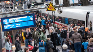 Reisende steigen am 07.10.2017 in Hamburg im Hauptbahnhof in einen ICE nach Berlin ein. Auch Tage nach dem heftigen Sturm über Norddeutschland ist der Bahnverkehr in vielen Regionen aus dem Takt. (zu dpa "Zwei Tage nach «Xavier»: Viele Bahnstrecken noch gesperrt" vom 07.10.2017) Foto: Daniel Bockwoldt/dpa +++(c) dpa - Bildfunk+++