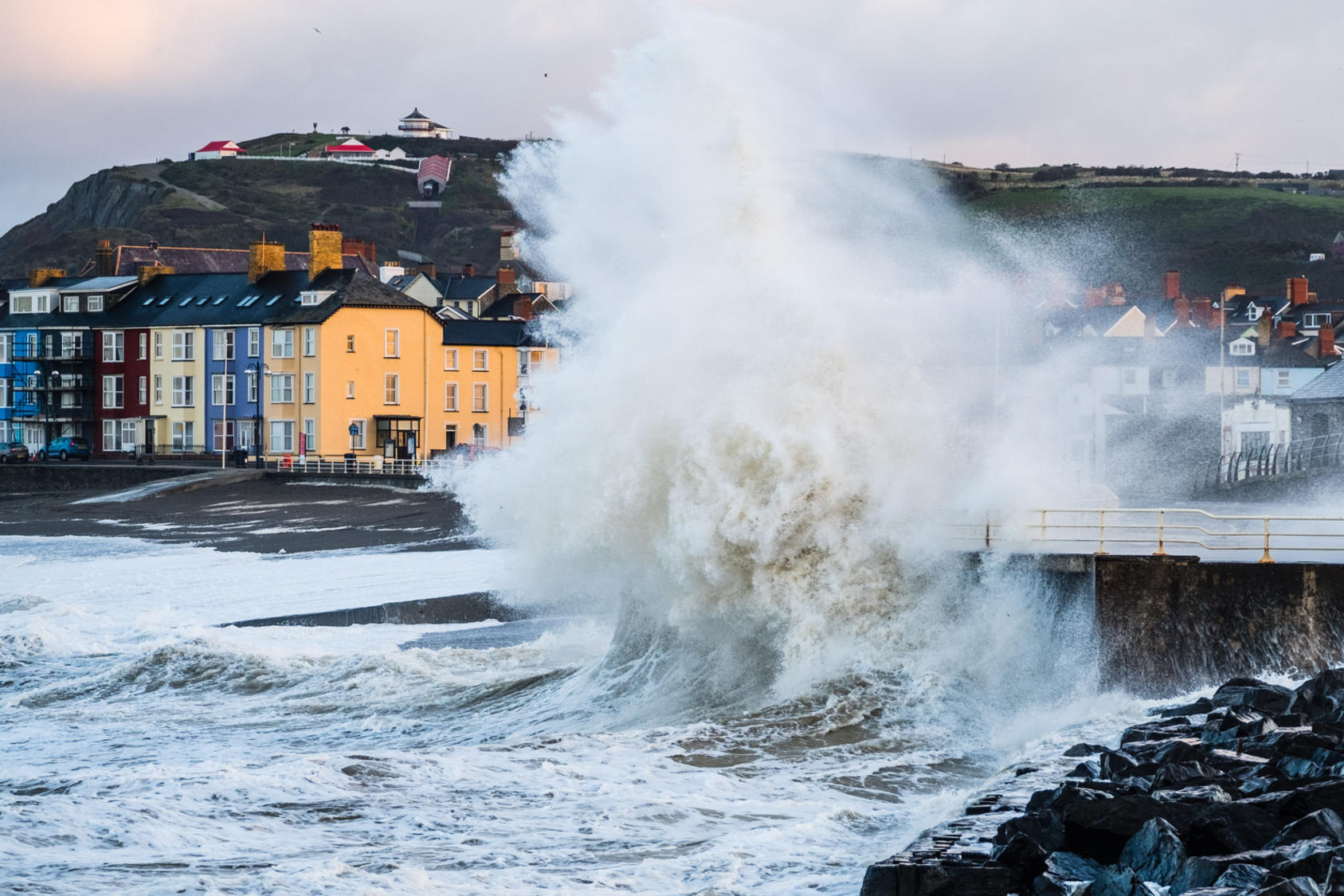 Eine große Welle trifft am 17.10.2017 in Aberystwyth (Großbritannien) auf die Hochwasserschutzanlagen und die Promenade. Am 16.10.2017 hatte der Sturm «Ophelia» in (Großbritannien) gewütet. (zu dpa «Sturm «Ophelia» erreicht Schottland -&nbsp;Aufräumarbeit