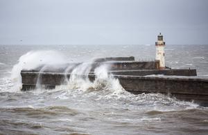 Bilder des Tages October 17, 2017 - Whitehaven, Cumbria, UK - Whitehaven, UK. Strong winds from ex hurricane Ophelia continue to batter the west coast of Cumbria today in Whitehaven. Whitehaven UK PUBLICATIONxINxGERxSUIxAUTxONLY - ZUMAl94_ 20171017_zaf_l94_084 Copyright: xAndrewxMccarenx  