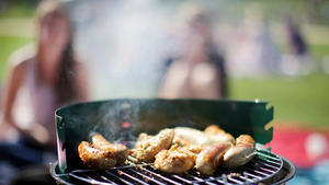 ARCHIV - Würstchen liegen am Samstag (02.04.2011) am Aachener Weiher in Köln auf einem Grill. Bestes Freibad- und Grillwetter in Sicht: Der meteorologische Sommer ist am Montag zwar bei äußerst bescheidenem Wetter gestartet, doch spätestens zum Beginn des langen Wochenendes kommen Wärme und Sonne nach Nordrhein-Westfalen. Foto: Rolf Vennenbernd dpa/lnw +++(c) dpa - Bildfunk+++