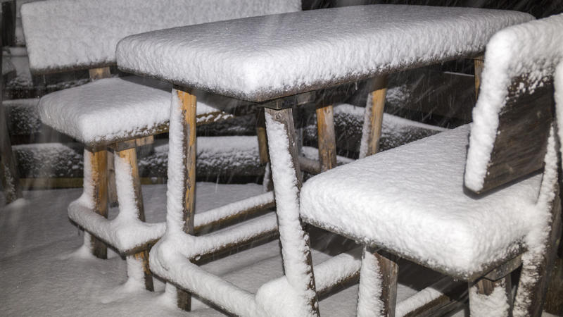 Verschneite Tische und Bänke stehen fährt während eines Wintereinbruchs am 05.11.2017 an der Passstraße bei Grasgehren (Bayern). Im Lauf des Montags sollen sich nach Angaben Deutsche Wetterdienst (DWD)die Kaltfront «Jürgen» und Tief «Karl» vereinigen