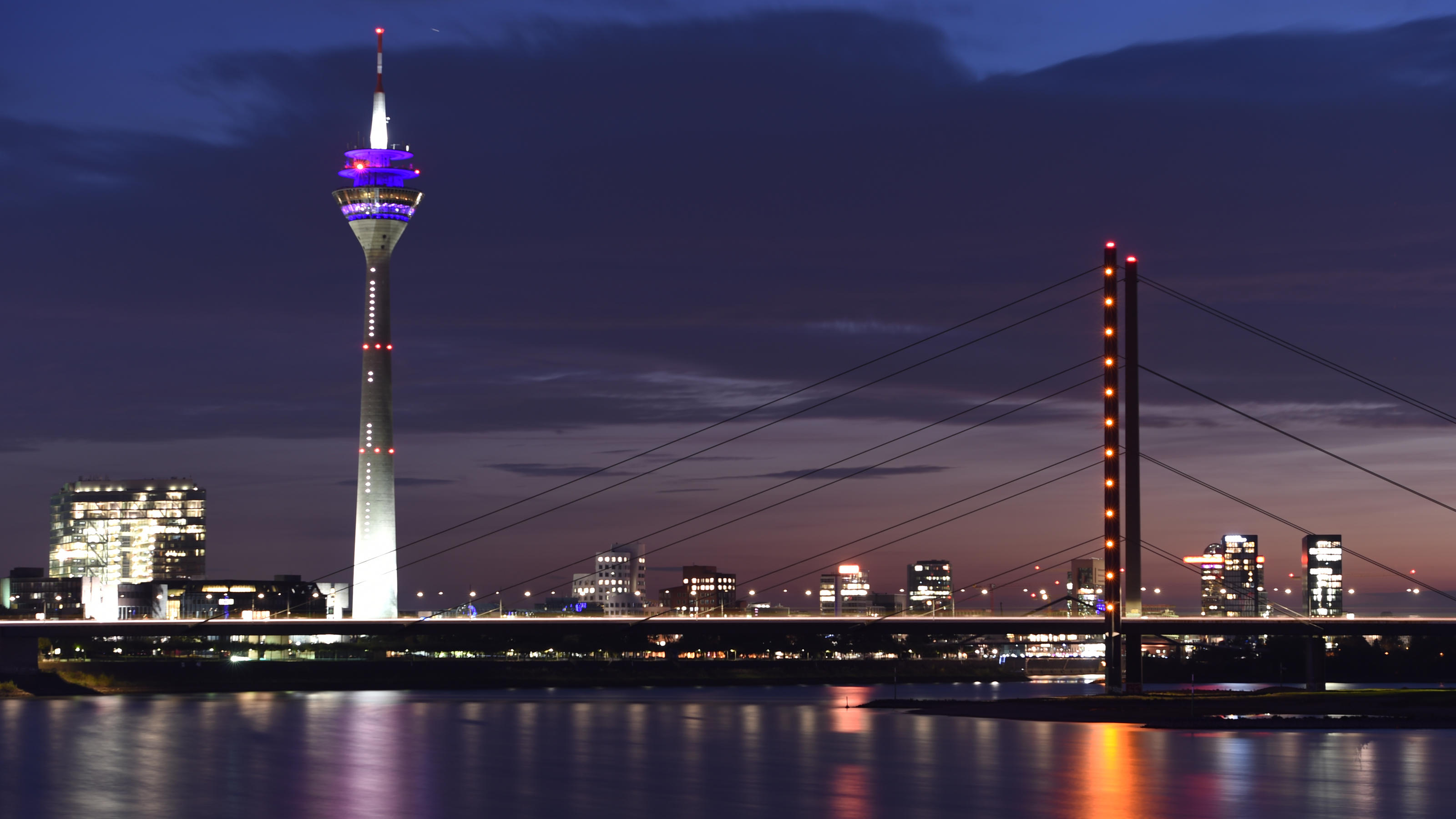 Die blaue Stunde zeigt sich am 19.10.2017 in Düsseldorf. Im Hintergrund steht der Rheinturm. Foto: Lisa Ducret/dpa | Verwendung weltweit