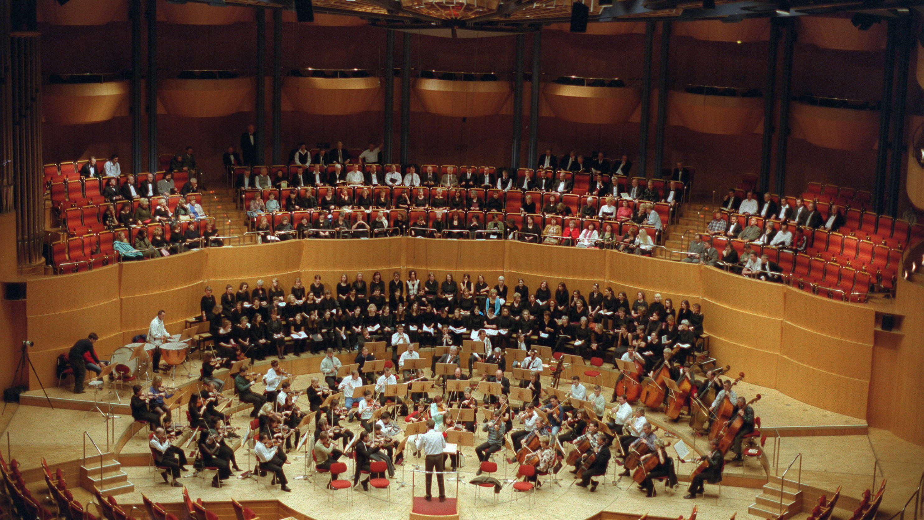 Die Wolgograder Philharmoniker mit dem russischen Dirigent Edward Serov während eines Konzerts in der Kölner Philharmonie (Foto vom 06.10.2004). Foto: Hermann Wöstmann dpa +++(c) dpa - Report+++ | Verwendung weltweit