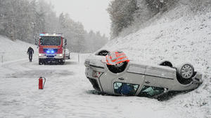 Ein Fahrzeug liegt am 12.11.2017 nach einem Unfall auf schneebedeckter Fahrbahn auf der Bundesstraße 14 bei Hahnbach (Oberpfalz) auf dem Dach. Der mit zwei Personen besetzte PKW war von Hahnbach in Richtung Gebenbach unterwegs. Der 64-jährige Fahrer und sein 79-jährige Beifahrer fuhren nach eigenen Angaben mit Tempo 60 auf der schneebedeckten Straße, als ihr Auto ins Schleudern kam und sich überschlug. Die beiden Insassen des PKW wurden dabei leicht verletzt und vorsorglich ins Krankenhaus gebracht. Foto: Jürgen Masching/-/dpa +++(c) dpa - Bildfunk+++