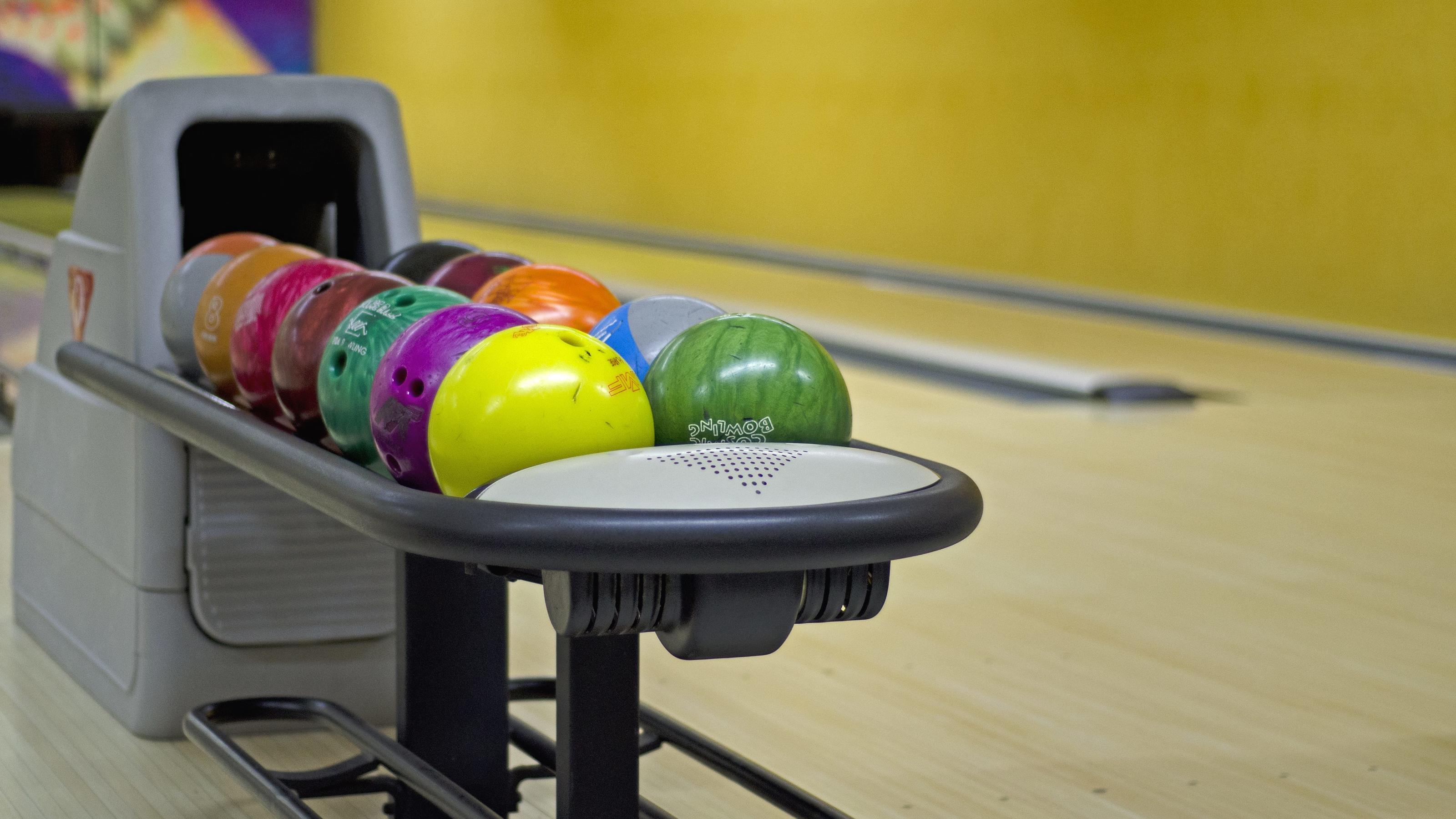 Bowlingkugeln auf einer Bowlingbahn | Verwendung weltweit