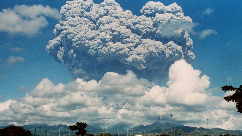 ARCHIV - Eine Aschewolke aus dem Vulkan Pinatubo auf der Nordinsel Luzon/Philippinen ist am 09.06.1991 über der US-amerikanischen Clark Air Base zu sehen. Der schwere Ausbruch fordert bis zu 1000 Menschenleben. 