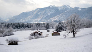 Eine dünne Schneedecke überzieht am 30.11.2017 in der Nähe von Murnau (Bayern) die Landschaft. Foto: Sven Hoppe/dpa +++(c) dpa - Bildfunk+++