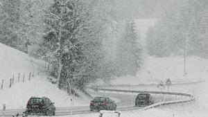 Dichter Schneefall bestimmt am Dienstag (11.12.2007) bei Ettal (Oberbayern) das Wetter. Während im Flachland Regen fällt, schneit es in oberen Lagen des Alpenlandes. Foto: Matthias Schrader dpa/lby +++(c) dpa - Bildfunk+++