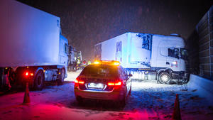 Ein Lastwagen steht am 18.12.2017 auf der A3 bei Niedernhausen (Hessen) auf schneebedeckter Fahrbahn quer. Die Polizei sperrte die Autobahn in Fahrtrichtung Köln vorübergehend voll, nachdem sich ein weiterer Sattelschlepper wegen der Schneeglätte quer gestellt hatte. Foto: Sebastian Stenzel/Wiesbaden112.de/dpa +++(c) dpa - Bildfunk+++
