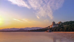 dpatopbilder - Die Sonne geht am 12.12.2017 am Sommerpalast am Rande von Peking (China) unter. Foto: Feng Jun/SIPA Asia via ZUMA Wire/dpa +++(c) dpa - Bildfunk+++