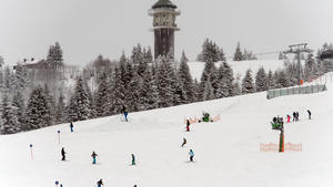 ARCHIV - Skifahrer fahren am 19.11.2017 am Resilift am Feldberg im Schwarzwald (Baden-Württemberg) die Piste hinab. Der Feldberg ist das größte und bedeutendste Wintersportgebiet im Südwesten. Nach den Schneefällen ist es das erste Skiwochenende in dieser Saison. (zu dpa: «Weihnachtsvergnügen: Skifahren möglich?» vom 20.12.2017) Foto: Patrick Seeger/dpa +++(c) dpa - Bildfunk+++