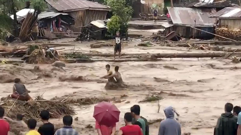 Das Videostandbild zeigt Dorfbewohner, die am 22.12.2017 versuchen, in Lanao Del Norte (Philippinen) über ein reißendes Hochwasser zu gelangen. Der Tropensturm «Tembin» hat in den südlichen Philippinen Überschwemmungen und Erdrutsche ausgelöst. Mehr 