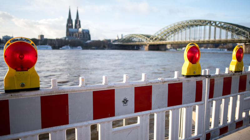 Der Rheinboulevard in Köln (Nordrhein-Westfalen) wird wahrscheinlich wegen Hochwasser gesperrt.
