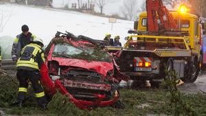 Burglind B19 2 Personen wurden durch einen umgestürtzten Baum auf der B19, zwischen Tiefenbach und Fischen im Allgäu verletzt. Fischen Bolsterlang (Allgäu) Deutschland B19 *** B19 have been Castle-Lind 2 people through a umgestürtzten tree on the B19 between Tiefenbach and Fischen IM hurt fishing Bolsterlang Allgäu Germany B19