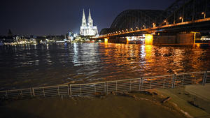 Rheinwasser umspült am 06.01.2018 die Rheinpromenade in Köln (Nordrhein-Westfalen). Foto: Henning Kaiser/dpa +++(c) dpa - Bildfunk+++