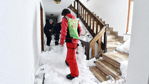 Rettungskräfte gehen am 09.01.2018 in Sestriere (Italien) durch ein verschneites Treppenhaus. Nach dem Niedergang einer Lawine auf ein Ferienhaus im norditalienischen Sestriere ist die Gefahr auch am Mittwoch nicht gebannt. (zu dpa «Weiter Lawinengefahr in Italien - Schneehöhe erreicht Maximalwerte» vom 10.01.2018) Foto: Alessandro Di Marco/ANSA/dpa +++(c) dpa - Bildfunk+++