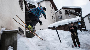 Ein junger Skifahrer genießt am 09.01.2018 den üppigen Schnee im eingeschneiten Zermatt (Schweiz). Aufgrund von ergiebigen Schneefällen und Regenschauern ist Zermatt bis zur Dämmerung nur noch auf dem Luftweg erreichbar. (zu dpa «13 000 Touristen sitzen in Zermatt fest - Höchste Lawinengefahr» vom 09.01.2018) Foto: Leander Wenger/KEYSTONE/dpa +++(c) dpa - Bildfunk+++