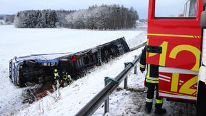 Ein LKW liegt am 17.01.2018 auf einem Feld neben der Autobahn 9 bei Dittersdorf (Thüringen). Auf schneeglatter Fahrbahn war der Laster am Morgen von der Fahrbahn abgekommen und 10 Meter einen Hang herb gestürtzt. Der Fahrer blieb unverletzt. Foto: Bodo Schackow/dpa-Zentralbild/dpa +++(c) dpa - Bildfunk+++