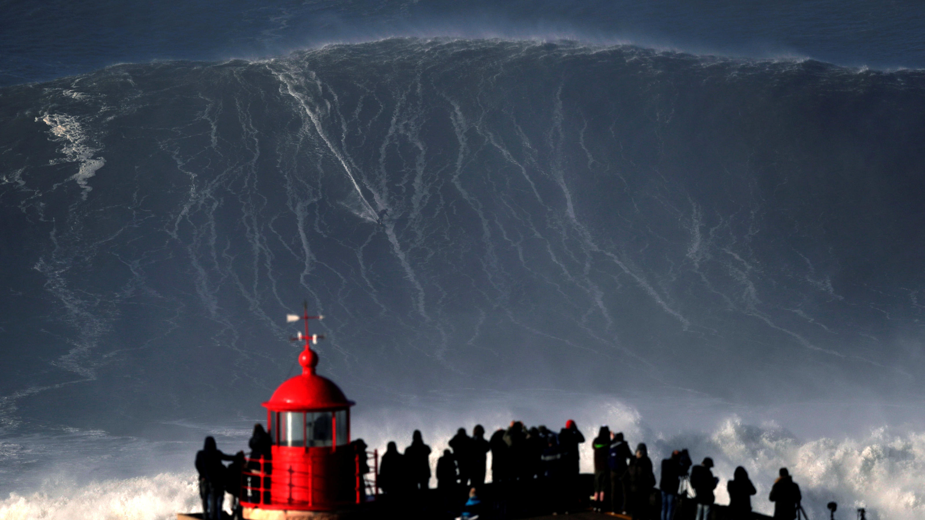 f-nfmal-von-monsterwelle-berrollt-brasilianischer-surfer-berlebt