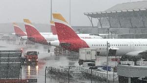 05.02.2018, Spanien, Madrid: Iberia-Flugzeuge stehen auf dem Adolfo-Suarez-Flughafen auf dem Rollfeld. Eis und Schnee behindern den Flugbetrieb. Heftige Schneefälle in Spanien haben am Montag zu Behinderungen im Straßen- und Flugverkehr geführt. (zu dpa «Heftige Schneefälle in Spanien - Flughafen Madrid schließt Pisten» vom 05.02.2018) Foto: Iberia/Europa Press/dpa +++ dpa-Bildfunk +++