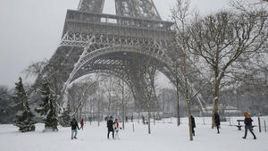 09.02.2018, Paris, Frankreich: Spaziergänger gehen durch den Park Champs de Mars unter dem schneebedeckten Eiffelturm hindurch. Wegen des Schnees durften Touristen nicht auf den Eiffelturm, der bis zum 11.02.2018 geschlossen bleiben soll. Foto: Michel Euler/AP/dpa +++ dpa-Bildfunk +++