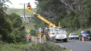 21.02.2018, Neuseeland, Taranaki: Dieses Videostandbild von TV Neuseeland zeigt Arbeiter bei der Instandsetzung von Stromleitungen, die durch einen Zyklon stark beschädigt wurden. Rund 6000 Menschen sind nach Zyklon «Gita» auf der Südinsel Neuseelands von der Außenwelt abgeschnitten. (zu dpa «6000 Menschen auf Neuseeland nach Zyklon «Gita» abgeschnitten» vom 21.02.2018) Foto: Uncredited/TVNZ/dpa +++ dpa-Bildfunk +++