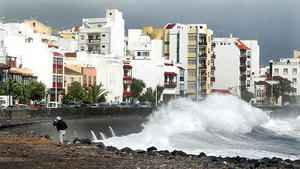 Strong waves hit Santa Cruz de la Palma, La Palma Island, due to the arrival of tropical storm "Delta" at the Canary Islands, Spain, Monday, 28 November 2005. The storm brought winds of up to 125 km/h. The Spanish interior ministry advised the population to avoid travelling. Authorities also suspended classes in schools. EPA/CESAR BORJA +++(c) dpa - Report+++