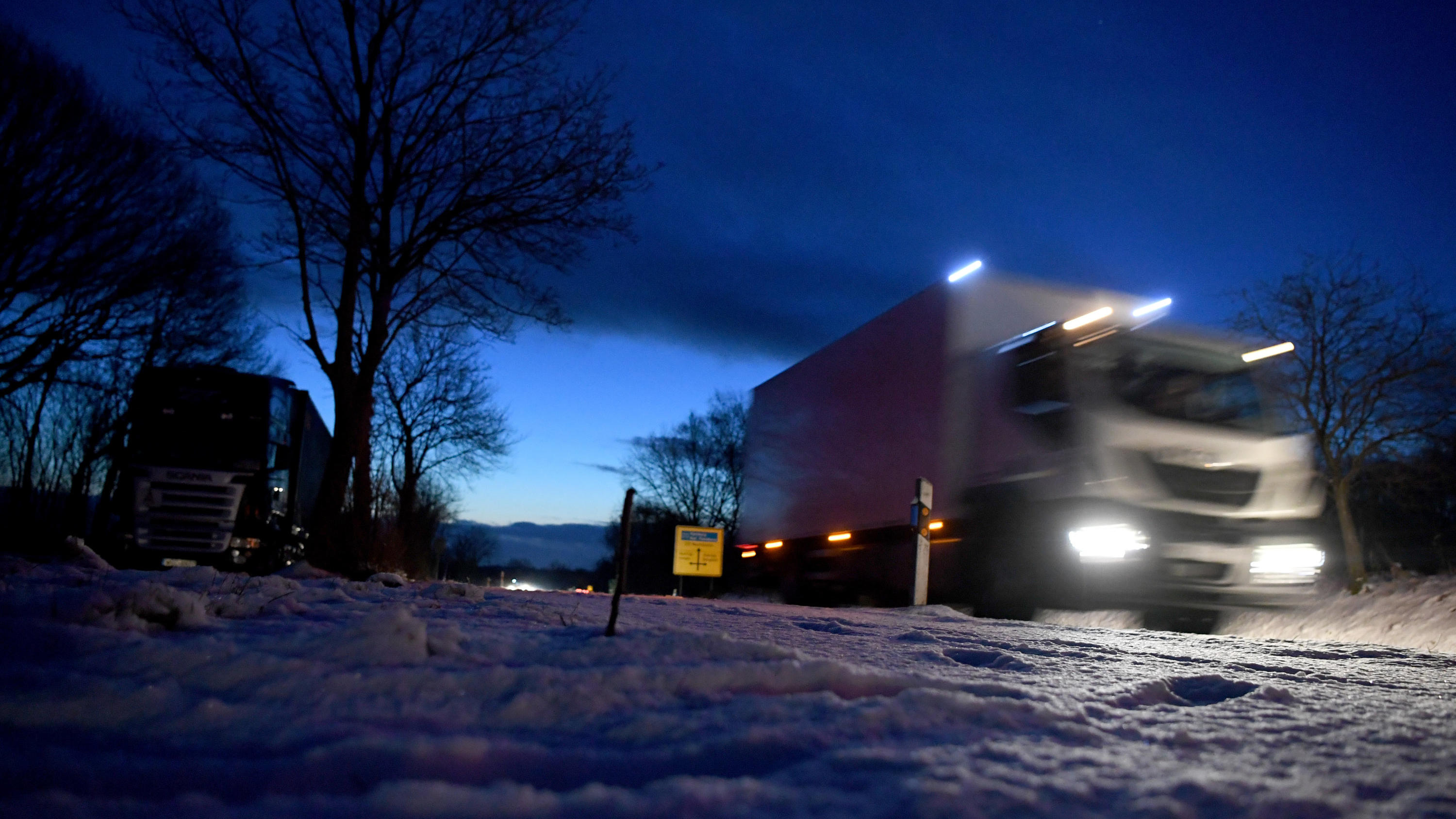 Schneefälle behindern den Verkehr im Norden Deutschlands.