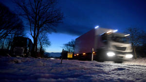 26.02.2018, Schleswig-Holstein, Aukrug: Lastwagen fahren am frühen Morgen über die Bundesstraße 430. Schnee- und Eisglätte behindern den Berufsverkehr im Norden. Foto: Carsten Rehder/dpa +++ dpa-Bildfunk +++