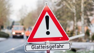 26.02.2018, Niedersachsen, Emmerthal: Ein Schild weist im Landkreis Hameln-Pyrmont auf Glatteisgefahr hin. Foto: Julian Stratenschulte/dpa +++ dpa-Bildfunk +++