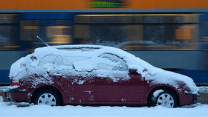 07.03.2018, Sachsen, Leipzig: Eine Straßenbahn fährt hinter einem mit Schnee bedeckten Auto in Leipzig vorüber. Über Nacht ist der Winter zurückgekehrt. Schon in den Nächsten Tagen soll es wärmer werden. Foto: Hendrik Schmidt/dpa-Zentralbild/dpa +++ dpa-Bildfunk +++