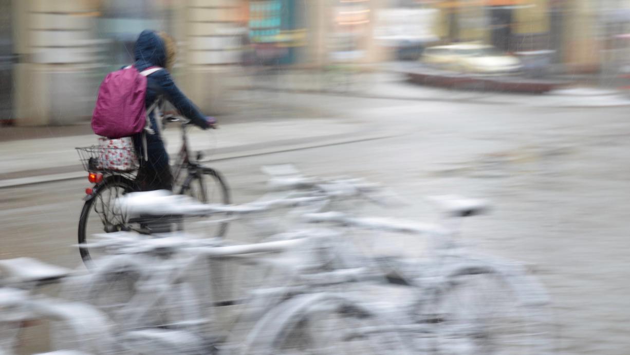 Der Sturm ist durch. Heute geht es weiter mit Schneeregen- und Schneeschauern - teilweise bis in tiefere Lagen. Die besten Chancen auf mehr Sonne haben alle von Schleswig-Holstein bis nach Brandenburg. Dazu gibt's ungemütliche 0 bis 6 Grad.
