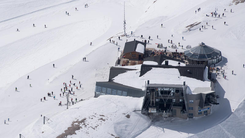 Ausflügler nutzen auf dem Gletscher an der Zugspitze das schöne Wetter für einen Skiausflug. (zu dpa «Traumhafte Pistenbedingungen - Garmisch verlängert die Saison» vom 02.03.2018). Foto: Sven Hopp
