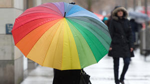 12.03.2018, Sachsen, Dresden: Eine Passantin hält einen Regenschirm. Foto: Sebastian Kahnert/dpa-Zentralbild/dpa +++ dpa-Bildfunk +++